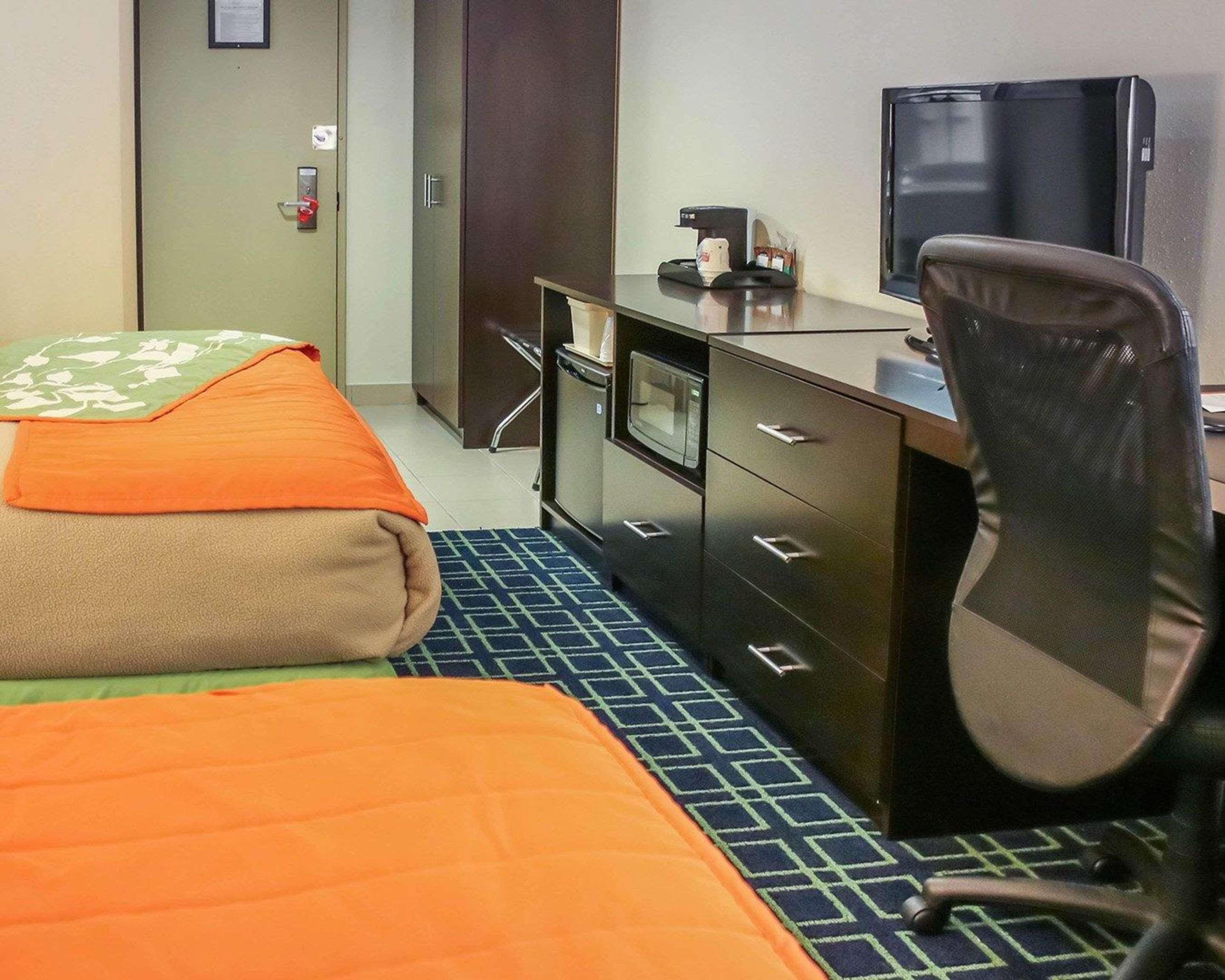 Econo Lodge *